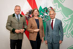 LH Mario Kunasek begrüßte heute Vormittag Staatssekretärin Barbara Eibinger-Miedl und Finanzminister Markus Marterbauer in der Grazer Burg (v.l.) © Foto: Land Steiermark/Streibl; bei Quellenangabe honorarfrei LH Mario Kunasek begrüßte heute Vormittag Staatssekretärin Barbara Eibinger-Miedl und Finanzminister Markus Marterbauer in der Grazer Burg (v.l.)