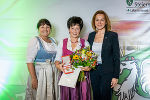 Landeshauptmann-Stellvertreterin Manuela Khom (l.) und Landesrätin Simone Schmiedtbauer (r.) überreichten Anni Seitinger das Große Goldene Ehrenzeichen, mit dem der langjährige Agrarlandesrat Hans Seitinger posthum für seinen jahrzehntelangen Einsatz ausgezeichnet wurde. © Foto: Brand Images; bei Quellenangabe honorarfrei Landeshauptmann-Stellvertreterin Manuela Khom (l.) und Landesrätin Simone Schmiedtbauer (r.) überreichten Anni Seitinger das Große Goldene Ehrenzeichen, mit dem der langjährige Agrarlandesrat Hans Seitinger posthum für seinen jahrzehntelangen Einsatz ausgezeichnet wurde.