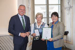 Landtagsabgeordnete a.D. Helga Kügerl erhielt von LH Kunasek und LH-Stv. Khom das Goldene Ehrenzeichen des Landes Steiermark verliehen. © Land Steiermark/Foto Fischer; bei Quellenangabe honorarfrei Landtagsabgeordnete a.D. Helga Kügerl erhielt von LH Kunasek und LH-Stv. Khom das Goldene Ehrenzeichen des Landes Steiermark verliehen.