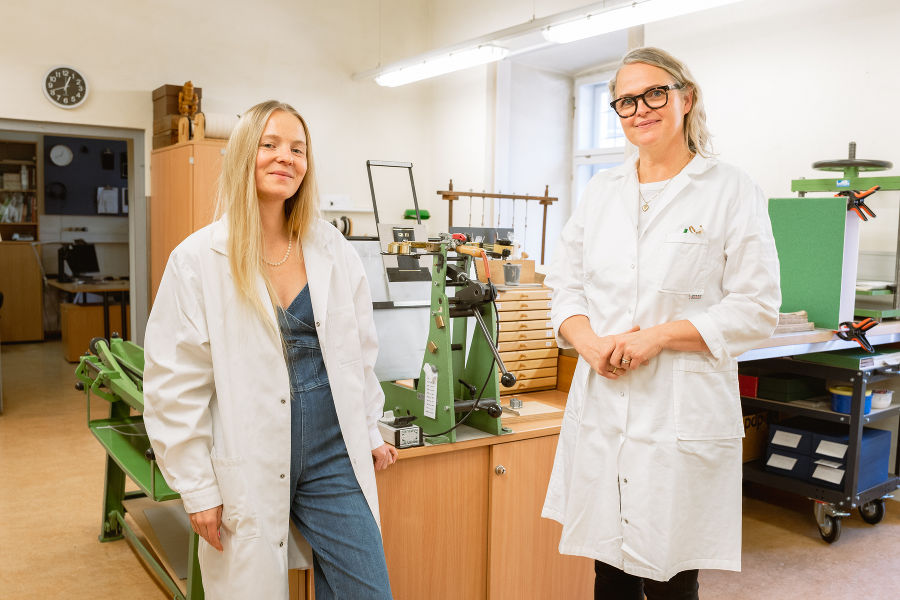 Buchretterinnen im Landesarchiv Steiermark:
Restauratorin Luisa Baufeldt und Buchbinder-Meisterin
Mirjam Trost-Mc Gettrick : „Unser Ziel ist es,
Bücher für Generationen zu erhalten.“ Buchretterinnen im Landesarchiv Steiermark:
Restauratorin Luisa Baufeldt und Buchbinder-Meisterin
Mirjam Trost-Mc Gettrick : „Unser Ziel ist es,
Bücher für Generationen zu erhalten.“