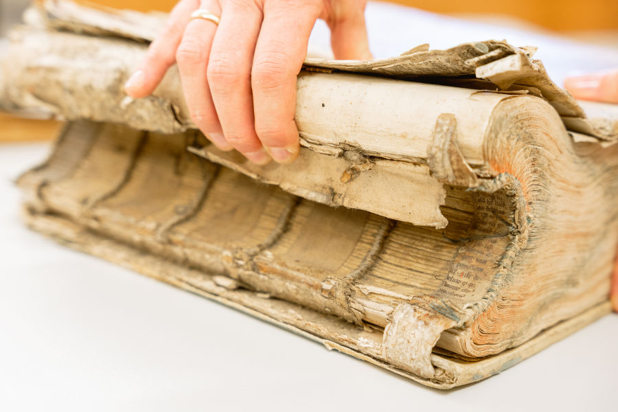Bücher, die ins Landearchiv kommen, zeigen sehr deutlich die Spuren der Vergangenheit. Bücher, die ins Landearchiv kommen, zeigen sehr deutlich die Spuren der Vergangenheit.