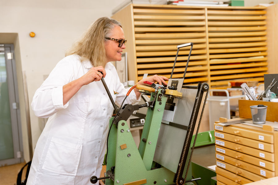 Buchtitel werden aus Goldfolie gestanzt. Buchtitel werden aus Goldfolie gestanzt.