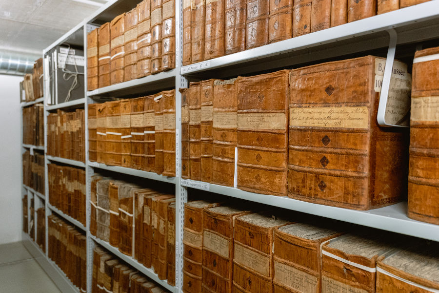 Tausende alte Bücher werden im Landesarchiv aufbewahrt. Tausende alte Bücher werden im Landesarchiv aufbewahrt.