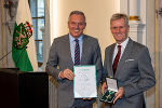 LH Mario Kunasek zeichnete Oberst i. R. Karl Holzer mit dem Goldenen Ehrenzeichen des Landes Steiermark aus © Land Steiermark/Robert Frankl; Verwendung bei Quellenangabe honorarfrei LH Mario Kunasek zeichnete Oberst i. R. Karl Holzer mit dem Goldenen Ehrenzeichen des Landes Steiermark aus