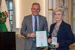 LH Mario Kunasek überreichte Heidrun Notbauer das Goldene Ehrenzeichen des Landes Steiermark © Land Steiermark/Robert Frankl; Verwendung bei Quellenangabe honorarfrei LH Mario Kunasek überreichte Heidrun Notbauer das Goldene Ehrenzeichen des Landes Steiermark