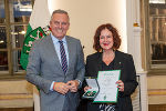 LH Mario Kunasek verlieh Doris Reiter das Goldene Ehrenzeichen des Landes Steiermark © Land Steiermark/Robert Frankl; Verwendung bei Quellenangabe honorarfrei LH Mario Kunasek verlieh Doris Reiter das Goldene Ehrenzeichen des Landes Steiermark