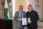 Eberhard Schrempf wurde von LH Mario Kunasek mit dem Goldenen Ehrenzeichen des Landes Steiermark ausgezeichnet © Land Steiermark/Robert Frankl; Verwendung bei Quellenangabe honorarfrei Eberhard Schrempf wurde von LH Mario Kunasek mit dem Goldenen Ehrenzeichen des Landes Steiermark ausgezeichnet