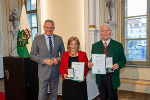 Heidemarie Fuchs und Karl-Josef Lienhart vom Hospizverein Steiermark wurden von LH Mario Kunasek ausgezeichnet © Land Steiermark/Robert Frankl; Verwendung bei Quellenangabe honorarfrei Heidemarie Fuchs und Karl-Josef Lienhart vom Hospizverein Steiermark wurden von LH Mario Kunasek ausgezeichnet