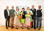 Besuch zum „Tag des Apfels“ in der Grazer Burg: Herbert Muster, Manfred Kohlfürst, Obstkönigin Kristin I., LH-Stv. Manuela Khom, Obstprinzessin Andrea I., Anton Strahlhofer und Bernhard Ramminger (v.l.). © Land Steiermark; Verwendung bei Quellenangabe honorarfrei Besuch zum „Tag des Apfels“ in der Grazer Burg: Herbert Muster, Manfred Kohlfürst, Obstkönigin Kristin I., LH-Stv. Manuela Khom, Obstprinzessin Andrea I., Anton Strahlhofer und Bernhard Ramminger (v.l.).