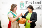 „Tag des Apfels“: LH-Stv. Manuela Khom bekam von Obstkönigin Kristin I. einen Korb steirischer Äpfel überreicht. © Land Steiermark; Verwendung bei Quellenangabe honorarfrei „Tag des Apfels“: LH-Stv. Manuela Khom bekam von Obstkönigin Kristin I. einen Korb steirischer Äpfel überreicht.