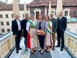 Besuch zum „Tag des Apfels“ im Landhaus: Herbert Muster, Bernhard Ramminger, Obstprinzessin Andrea I., LR Simone Schmiedtbauer, Obstkönigin Kristin I., Manfred Kohlfürst und Anton Strahlhofer (v.l.). © Land Steiermark; Verwendung bei Quellenangabe honorarfrei Besuch zum „Tag des Apfels“ im Landhaus: Herbert Muster, Bernhard Ramminger, Obstprinzessin Andrea I., LR Simone Schmiedtbauer, Obstkönigin Kristin I., Manfred Kohlfürst und Anton Strahlhofer (v.l.).