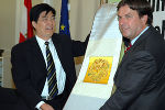 Generalsekretär Huang Jiajian überreicht Landeshauptmann Mag. Franz Voves ein Gastgeschenk. Fotos: Landespressedienst, Europaabteilung; Abdruck bei Quellenangabe honorarfrei. Generalsekretär Huang Jiajian überreicht Landeshauptmann Mag. Franz Voves ein Gastgeschenk. Fotos: Landespressedienst, Europaabteilung; Abdruck bei Quellenangabe honorarfrei.