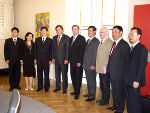LH Voves (4.v.l.) mit seinen Besuchern aus der chinesischen Provinz Jiangsu; Generalsekretärs Huang Jiajian (3.v.l.) Nationalratsabgeordneter Dr. Günther Kräuter (5.v.l.), Univ.-Prof. Dr. Gerd Kaminski (3.v.r). LH Voves (4.v.l.) mit seinen Besuchern aus der chinesischen Provinz Jiangsu; Generalsekretärs Huang Jiajian (3.v.l.) Nationalratsabgeordneter Dr. Günther Kräuter (5.v.l.), Univ.-Prof. Dr. Gerd Kaminski (3.v.r).