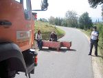 Ein slowenischer Grundeigentümer - hier mit seiner Tochter auf von ihm aufgestellten Betontrögen - blockierte dieser Tage neuerlich zeitweise die Südsteirische Weinstraße und sorgte für einen Einsatz der slowenischen Polizei, die die Tröge entfernen ließ. Ein slowenischer Grundeigentümer - hier mit seiner Tochter auf von ihm aufgestellten Betontrögen - blockierte dieser Tage neuerlich zeitweise die Südsteirische Weinstraße und sorgte für einen Einsatz der slowenischen Polizei, die die Tröge entfernen ließ.