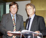Bild: (v.l.) Landeshauptmann Mag. Franz Voves blättert gemeinsam mit Dipl.-Ing. Heinz Rosmann im /05/06/jahrbuch.architektur.HDA.graz . Bild: (v.l.) Landeshauptmann Mag. Franz Voves blättert gemeinsam mit Dipl.-Ing. Heinz Rosmann im /05/06/jahrbuch.architektur.HDA.graz .