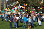 Steiermarkweit mehr als 800 Schülerinnen und Schüler – hier in der Volksschule „Sacré Coeur“ in Graz - starteten zum „Europäischen Tag der Sprachen“ Luftballons mit Grußkarten in den 39 Sprachen der Mitgliedsländer des Europarates. Steiermarkweit mehr als 800 Schülerinnen und Schüler – hier in der Volksschule „Sacré Coeur“ in Graz - starteten zum „Europäischen Tag der Sprachen“ Luftballons mit Grußkarten in den 39 Sprachen der Mitgliedsländer des Europarates.