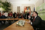 Landeshauptmann Mag. Franz Voves erklärt im Regierungssitzungszimmer den Besuchern den Ablauf einer Regierungssitzung. Landeshauptmann Mag. Franz Voves erklärt im Regierungssitzungszimmer den Besuchern den Ablauf einer Regierungssitzung.