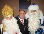 Landtagspräsident Siegfried Schrittwieser in Moskau mit dem steirischen Sankt Nikolaus (links) und seinem Amtskollegen „Väterchen Frost“ (rechts). Foto: Land Steiermark / FA1E Landtagspräsident Siegfried Schrittwieser in Moskau mit dem steirischen Sankt Nikolaus (links) und seinem Amtskollegen „Väterchen Frost“ (rechts). Foto: Land Steiermark / FA1E