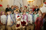 Gipfeltreffen der Weihnachtsmänner mit russischen Kindern im Moskauer Rathaus (von links) Tschyschaan, Santa Claus, Väterchen Frost, Karelischer Weihnachtsmann "Pokkajne", der steirische Nikolo und der weißrussische Väterchen Frost. Foto: Alexej Isajew Gipfeltreffen der Weihnachtsmänner mit russischen Kindern im Moskauer Rathaus (von links) Tschyschaan, Santa Claus, Väterchen Frost, Karelischer Weihnachtsmann "Pokkajne", der steirische Nikolo und der weißrussische Väterchen Frost. Foto: Alexej Isajew