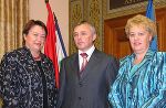 Der im Oktober neu gewählte Präsident des Komitats Baranya, János Hargitai (Mitte), übergab sein Amt als Alpen-Adria-Chef an das Burgenland, das durch Landesrätin Verena Dunst (rechts) in Vertre-tung von Landeshauptmann Hans Niessl repräsentiert war. Für die Steiermark nahm die Vizepräsi-dentin des Landtages, Barbara Gross, an der Vollversammlung in Pécs teil. (Foto: Arge Alpen-Adria) Der im Oktober neu gewählte Präsident des Komitats Baranya, János Hargitai (Mitte), übergab sein Amt als Alpen-Adria-Chef an das Burgenland, das durch Landesrätin Verena Dunst (rechts) in Vertre-tung von Landeshauptmann Hans Niessl repräsentiert war. Für die Steiermark nahm die Vizepräsi-dentin des Landtages, Barbara Gross, an der Vollversammlung in Pécs teil. (Foto: Arge Alpen-Adria)