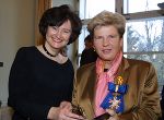 Die polnische Botschafterin Univ. Prof. Dr. Irena Lipowicz mit Landeshauptmann Waltraud Klasnic bei der Verleihung des Kommandeurskreuzes mit dem Stern im Regierungssitzungszimmer der Grazer Burg. Foto: Gerhard Dusek Die polnische Botschafterin Univ. Prof. Dr. Irena Lipowicz mit Landeshauptmann Waltraud Klasnic bei der Verleihung des Kommandeurskreuzes mit dem Stern im Regierungssitzungszimmer der Grazer Burg. Foto: Gerhard Dusek