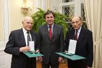 Landeshauptmann Mag. Franz Voves gratuliert Botschafter Dr. Steiner (links) und Ex-ORF-Landesintendant Emil Breisach.