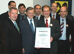 1. Reihe: v.l.r.: Generaldirektor Dr. Ludwig Scharinger (Raiffeisen), Bundeskanzler Dr. Wolfgang Schüssel, Dipl. Ing. Thomas Ebert (OÖ), Dipl. Ing. Oswald Mörth (Stmk) - 2. Reihe: Dipl. Ing. Dr. Michael Haupolder (Tirol), Dipl. Ing. Thomas Piechl (Kärnten), Dipl. Ing. Thomas Zalka (Bgld), Dipl. Ing. Wolfgang Jörg (Wien) 1. Reihe: v.l.r.: Generaldirektor Dr. Ludwig Scharinger (Raiffeisen), Bundeskanzler Dr. Wolfgang Schüssel, Dipl. Ing. Thomas Ebert (OÖ), Dipl. Ing. Oswald Mörth (Stmk) - 2. Reihe: Dipl. Ing. Dr. Michael Haupolder (Tirol), Dipl. Ing. Thomas Piechl (Kärnten), Dipl. Ing. Thomas Zalka (Bgld), Dipl. Ing. Wolfgang Jörg (Wien)