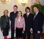 von links: Landesrätin Mag. Kristina Edlinger-Ploder, Christian Rakusch (Physik), Sara Kopf (Mathema-tik), Florian Langmann (Chemie) und Landeshauptmann Mag. Franz Voves im Weißen Saal der Gra-zer Burg. Foto: Landespressedienst von links: Landesrätin Mag. Kristina Edlinger-Ploder, Christian Rakusch (Physik), Sara Kopf (Mathema-tik), Florian Langmann (Chemie) und Landeshauptmann Mag. Franz Voves im Weißen Saal der Gra-zer Burg. Foto: Landespressedienst