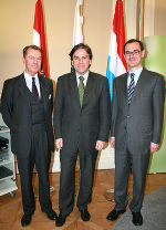 (v.l.) Honorarkonsul Dr. Franz Harnoncourt-Unverzagt mit Landeshauptmann Mag. Franz Voves und Botschafter Christian Frédéric Braun im Regierungssitzungszimmer der Grazer Burg. Foto: Landespressedienst (v.l.) Honorarkonsul Dr. Franz Harnoncourt-Unverzagt mit Landeshauptmann Mag. Franz Voves und Botschafter Christian Frédéric Braun im Regierungssitzungszimmer der Grazer Burg. Foto: Landespressedienst