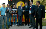 v.l.n.r. Lehrlinge der Landesberufsschule Eibiswald, Dipl.-Ing. Peter Schmelzer, ATP-Vorstand Oswin Kois, Landeshauptmann Mag. Franz Voves, ATP-Vorstand Dipl.-Ing. Smolak, Wolfgang Schwarzl, Direktor der Landesberufsschule Eibiswald, bei der Übergabe des ATP-Mess-Containers. Foto: Ast v.l.n.r. Lehrlinge der Landesberufsschule Eibiswald, Dipl.-Ing. Peter Schmelzer, ATP-Vorstand Oswin Kois, Landeshauptmann Mag. Franz Voves, ATP-Vorstand Dipl.-Ing. Smolak, Wolfgang Schwarzl, Direktor der Landesberufsschule Eibiswald, bei der Übergabe des ATP-Mess-Containers. Foto: Ast