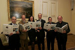 v.l.n.r. Die Herausgeber Putzer, Prisching, Russ, Brunner, Kapfer mit LR Helmut Hirt (Mitte) bei der gestrigen Präsentation des Bandes „Innovation Steiermark 2007" im Weißen Saal der Grazer Burg. Foto: Frankl v.l.n.r. Die Herausgeber Putzer, Prisching, Russ, Brunner, Kapfer mit LR Helmut Hirt (Mitte) bei der gestrigen Präsentation des Bandes „Innovation Steiermark 2007" im Weißen Saal der Grazer Burg. Foto: Frankl