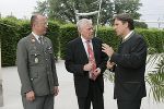 (von links): Militärkommandant Mag. Heinz Zöllner, Brigadier Leif Erik Küller und Lan-deshauptmann Mag. Franz Voves beim Rundgang im Burgarten. Foto: Robert Frankl (von links): Militärkommandant Mag. Heinz Zöllner, Brigadier Leif Erik Küller und Lan-deshauptmann Mag. Franz Voves beim Rundgang im Burgarten. Foto: Robert Frankl
