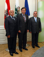 Landeshauptmann Mag. Franz Voves (Mitte) mit Parlamentspräsident Vasif Talibov (rechts) und Premierminister Alovsat Bakhshiyev (links) aus Aserbaidschans Autonomer Republik Nachitschevan Landeshauptmann Mag. Franz Voves (Mitte) mit Parlamentspräsident Vasif Talibov (rechts) und Premierminister Alovsat Bakhshiyev (links) aus Aserbaidschans Autonomer Republik Nachitschevan