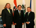 (v.l.) Honorarkonsul Mag. Dipl.-Ing. Ägyd Pengg mit Landeshauptmann Mag. Franz Voves und Botschafter Dr. Jan Koukal im Regierungssitzungszimmer der Grazer Burg. Foto: Landespressedienst (v.l.) Honorarkonsul Mag. Dipl.-Ing. Ägyd Pengg mit Landeshauptmann Mag. Franz Voves und Botschafter Dr. Jan Koukal im Regierungssitzungszimmer der Grazer Burg. Foto: Landespressedienst