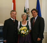 (von links) Der bis zur Amtsübergabe am 23. März 2007 älteste aktive Bürgermeister der Steiermark Werner Windhager, Sieghilda Windhager, Landeshauptmann Mag. Franz Voves.