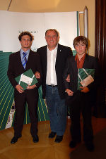 Präsident Siegfried Schrittwieser mit den Preisträgern des Sonder-Redewettbewerbes, Michael Benesch (links) und Sebastian Pay (rechts). Foto: Land Steiermark Präsident Siegfried Schrittwieser mit den Preisträgern des Sonder-Redewettbewerbes, Michael Benesch (links) und Sebastian Pay (rechts). Foto: Land Steiermark