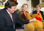 von links: LH-Stellvertreter Mag. Franz Voves, Landesrätin Mag. Kristina Edliner-Ploder und Landeshauptmann Waltraud Klasnic in der Grazer Burg bei der Überreichung der „GEMEINdeSAM 2003“ –Preise mit Kindern aus den Sieger-Gemeinden: Foto: Stuhlhofer. von links: LH-Stellvertreter Mag. Franz Voves, Landesrätin Mag. Kristina Edliner-Ploder und Landeshauptmann Waltraud Klasnic in der Grazer Burg bei der Überreichung der „GEMEINdeSAM 2003“ –Preise mit Kindern aus den Sieger-Gemeinden: Foto: Stuhlhofer.