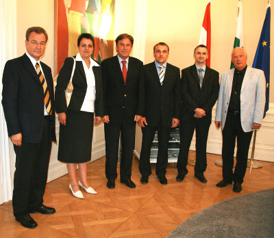 (v.l.) Mag. Ludwig Rader, Leiter der Europaabteilung, Rasima Bobić, Ministerin für Landwirtschaft, Landeshauptmann Mag. Franz Voves, Premier Šemsudin Dedić, Amir Hadžić, Minister für Wissenschaft und Honorarkonsul Dr. Jörg Hofreiter im Regierungssitzungszimmer der Grazer Burg. Foto: Landespressedienst (v.l.) Mag. Ludwig Rader, Leiter der Europaabteilung, Rasima Bobić, Ministerin für Landwirtschaft, Landeshauptmann Mag. Franz Voves, Premier Šemsudin Dedić, Amir Hadžić, Minister für Wissenschaft und Honorarkonsul Dr. Jörg Hofreiter im Regierungssitzungszimmer der Grazer Burg. Foto: Landespressedienst
