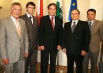 (v.l.) Honorarkonsul Dr. Gerold Ortner, Marcin Podgórski (Marschallsamt der Woiwodschaft Łódź), Landeshauptmann Mag. Franz Voves, Marshall Włodzimierz Fisiak und der Bürgermeister der Ge-meinde Uniejów, Józef Kaczmarek im Regierungssitzungszimmer der Grazer Burg. Foto: Landespressedienst (v.l.) Honorarkonsul Dr. Gerold Ortner, Marcin Podgórski (Marschallsamt der Woiwodschaft Łódź), Landeshauptmann Mag. Franz Voves, Marshall Włodzimierz Fisiak und der Bürgermeister der Ge-meinde Uniejów, Józef Kaczmarek im Regierungssitzungszimmer der Grazer Burg. Foto: Landespressedienst