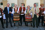 Mittanzen in der polnischen Gruppe „Kleks" hieß es für Landesrat Hans Seitinger und den polnischen Konsul Dr. Gerold Ortner. Foto: Landespressedienst Mittanzen in der polnischen Gruppe „Kleks" hieß es für Landesrat Hans Seitinger und den polnischen Konsul Dr. Gerold Ortner. Foto: Landespressedienst