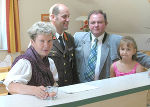 Bildtext (von links): Landeshauptmann Waltraud Klasnic, Reinhold Staubmann (Freiwillige Feuerwehr Weißkirchen), Landtagsabgeordneter Peter Rieser und Theresa Staubmann. Bildtext (von links): Landeshauptmann Waltraud Klasnic, Reinhold Staubmann (Freiwillige Feuerwehr Weißkirchen), Landtagsabgeordneter Peter Rieser und Theresa Staubmann.