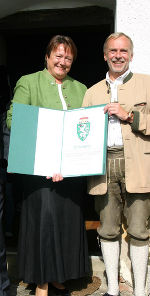 Die Dritte Präsidentin des Landtages Steiermark, Barbara Gross, mit Firmenchef Walter Huber. Foto: Firma Huber Die Dritte Präsidentin des Landtages Steiermark, Barbara Gross, mit Firmenchef Walter Huber. Foto: Firma Huber