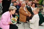 Landeshauptmann Waltraud Klasnic wird in St. Lorenzen bei Scheifling herzlich begrüßt. Am Festakt nahmen auch (von links) Landtagsabgeordneter Hans Bacher und Bezirkshauptmann Dr. Wolfgang Thierrichter mit Gattin Dr. Karin Thierrichter teil. Foto: Land Steiermark. Landeshauptmann Waltraud Klasnic wird in St. Lorenzen bei Scheifling herzlich begrüßt. Am Festakt nahmen auch (von links) Landtagsabgeordneter Hans Bacher und Bezirkshauptmann Dr. Wolfgang Thierrichter mit Gattin Dr. Karin Thierrichter teil. Foto: Land Steiermark.