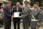 v.l.n.r. Landeshauptmann Franz Voves, Landeshauptmann-Stv. Hermann Schützenhöfer, Militärkommandant Heinz Zöllner und Komponist Major Hannes Lackner mit der handgeschriebenen Partitur der „Steiermark-Fanfare“. Foto: Militärkommando Steiermark v.l.n.r. Landeshauptmann Franz Voves, Landeshauptmann-Stv. Hermann Schützenhöfer, Militärkommandant Heinz Zöllner und Komponist Major Hannes Lackner mit der handgeschriebenen Partitur der „Steiermark-Fanfare“. Foto: Militärkommando Steiermark