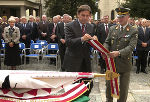 Voves und Zöllner mit dem Geschenk des Landes – einem Fahnenband. Foto: Militärkommando Steiermark Voves und Zöllner mit dem Geschenk des Landes – einem Fahnenband. Foto: Militärkommando Steiermark