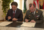 Voves und Zöllner bei der Unterschrift der Partnerurkunde. Foto: Militärkommando Steiermark Voves und Zöllner bei der Unterschrift der Partnerurkunde. Foto: Militärkommando Steiermark