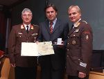 LH Voves erhielt das „Große Goldene Ehrenzeichen" des Landesfeuerwehrverbandes. Von links: Gustav Scherz, Franz Voves und Albert Kern. Foto: Landesfeuerwehrverband LH Voves erhielt das „Große Goldene Ehrenzeichen" des Landesfeuerwehrverbandes. Von links: Gustav Scherz, Franz Voves und Albert Kern. Foto: Landesfeuerwehrverband