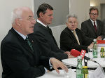 Die Finanzausgleichsverhandler bei der Pressekonferenz im Medienzentrum Steiermark: Landeshauptmann Dr. Herwig van Staa (Tirol), der Salzburger Finanzreferent, Landeshauptmann-Stv. Dr. Othmar Raus, der oberösterreichische Landeshauptmann Dr. Josef Pühringer und der Leiter der Konferenz der Landesfinanzreferenten, Dr. Christian Buchmann Die Finanzausgleichsverhandler bei der Pressekonferenz im Medienzentrum Steiermark: Landeshauptmann Dr. Herwig van Staa (Tirol), der Salzburger Finanzreferent, Landeshauptmann-Stv. Dr. Othmar Raus, der oberösterreichische Landeshauptmann Dr. Josef Pühringer und der Leiter der Konferenz der Landesfinanzreferenten, Dr. Christian Buchmann