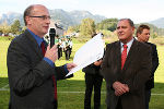 Der Vizepräsident des Steirischen Fußballverbandes, Dr. Wolfgang Bartosch, überreicht dem Präsidenten des Landtages Steiermark, Siegfried Schrittwieser, eine Ehrenurkunde sowie die Ehrennadel in Gold für dessen Verdienste um den Fußballsport. Foto: Land Steiermark Der Vizepräsident des Steirischen Fußballverbandes, Dr. Wolfgang Bartosch, überreicht dem Präsidenten des Landtages Steiermark, Siegfried Schrittwieser, eine Ehrenurkunde sowie die Ehrennadel in Gold für dessen Verdienste um den Fußballsport. Foto: Land Steiermark