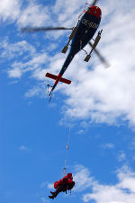 Ein Verletzter wird vom Hubschrauber des Innenministeriums geborgen. Ein Verletzter wird vom Hubschrauber des Innenministeriums geborgen.